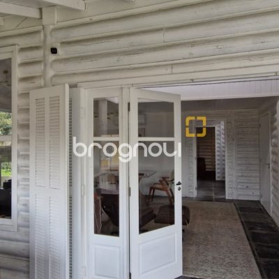 Casa com 220m², 3 quartos (sendo 1 suíte), 3 garagens, no bairro Sambaqui em Florianópolis