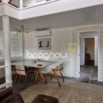 Casa com 220m², 3 quartos (sendo 1 suíte), 3 garagens, no bairro Sambaqui em Florianópolis