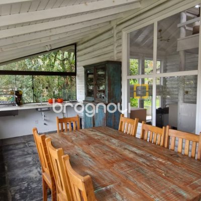 Casa com 220m², 3 quartos (sendo 1 suíte), 3 garagens, no bairro Sambaqui em Florianópolis