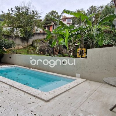 Casa com 220m², 3 quartos (sendo 1 suíte), 3 garagens, no bairro Sambaqui em Florianópolis