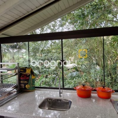 Casa com 220m², 3 quartos (sendo 1 suíte), 3 garagens, no bairro Sambaqui em Florianópolis