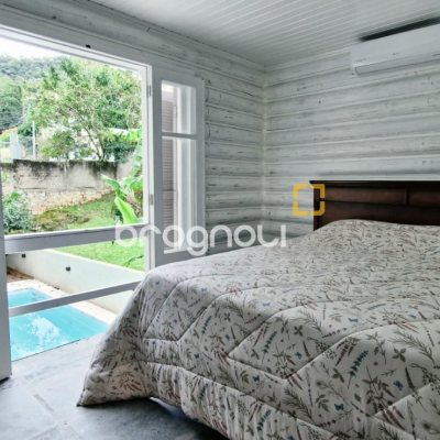 Casa com 220m², 3 quartos (sendo 1 suíte), 3 garagens, no bairro Sambaqui em Florianópolis