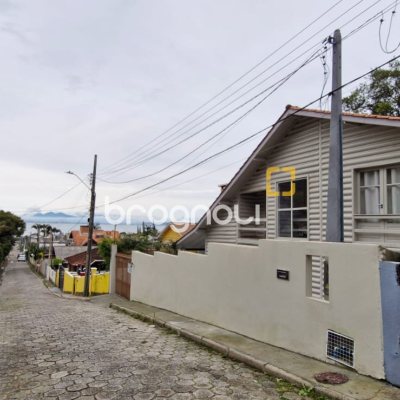 Casa com 220m², 3 quartos (sendo 1 suíte), 3 garagens, no bairro Sambaqui em Florianópolis