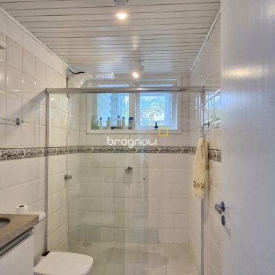 Casa com 220m², 3 quartos (sendo 1 suíte), 3 garagens, no bairro Sambaqui em Florianópolis