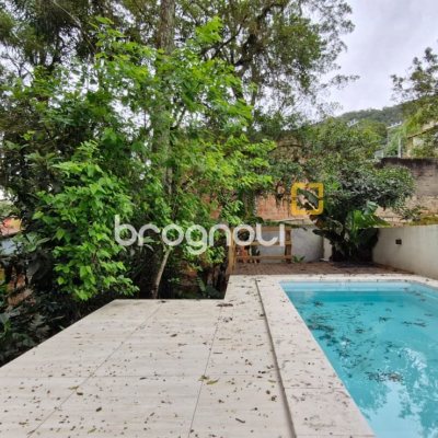 Casa com 220m², 3 quartos (sendo 1 suíte), 3 garagens, no bairro Sambaqui em Florianópolis