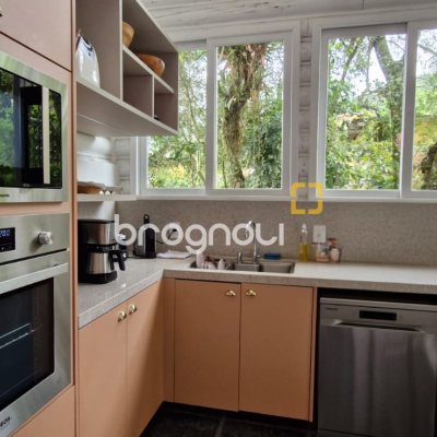 Casa com 220m², 3 quartos (sendo 1 suíte), 3 garagens, no bairro Sambaqui em Florianópolis