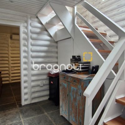 Casa com 220m², 3 quartos (sendo 1 suíte), 3 garagens, no bairro Sambaqui em Florianópolis