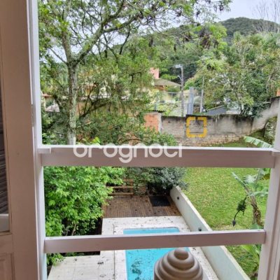 Casa com 220m², 3 quartos (sendo 1 suíte), 3 garagens, no bairro Sambaqui em Florianópolis