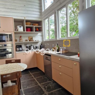 Casa com 220m², 3 quartos (sendo 1 suíte), 3 garagens, no bairro Sambaqui em Florianópolis