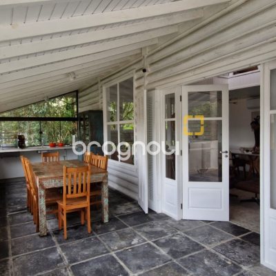 Casa com 220m², 3 quartos (sendo 1 suíte), 3 garagens, no bairro Sambaqui em Florianópolis