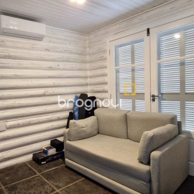 Casa com 220m², 3 quartos (sendo 1 suíte), 3 garagens, no bairro Sambaqui em Florianópolis