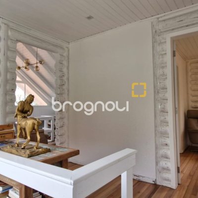 Casa com 220m², 3 quartos (sendo 1 suíte), 3 garagens, no bairro Sambaqui em Florianópolis
