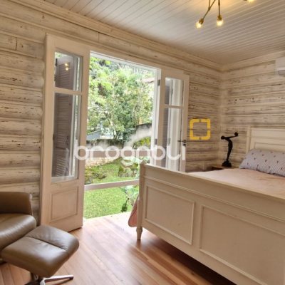 Casa com 220m², 3 quartos (sendo 1 suíte), 3 garagens, no bairro Sambaqui em Florianópolis