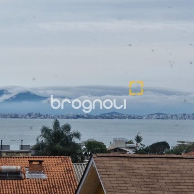 Casa com 220m², 3 quartos (sendo 1 suíte), 3 garagens, no bairro Sambaqui em Florianópolis