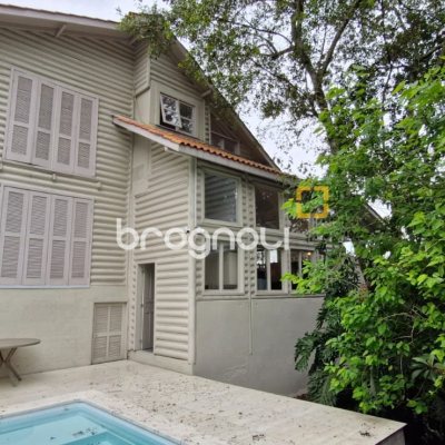 Casa com 220m², 3 quartos (sendo 1 suíte), 3 garagens, no bairro Sambaqui em Florianópolis