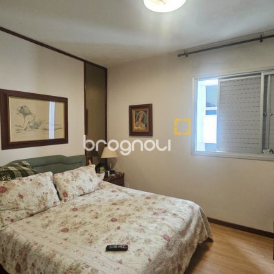 Apartamento com 214m², 4 quartos (sendo 1 suíte), 2 garagens, no bairro Centro em Florianópolis