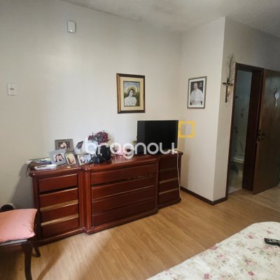 Apartamento com 214m², 4 quartos (sendo 1 suíte), 2 garagens, no bairro Centro em Florianópolis