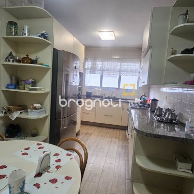 Apartamento com 214m², 4 quartos (sendo 1 suíte), 2 garagens, no bairro Centro em Florianópolis