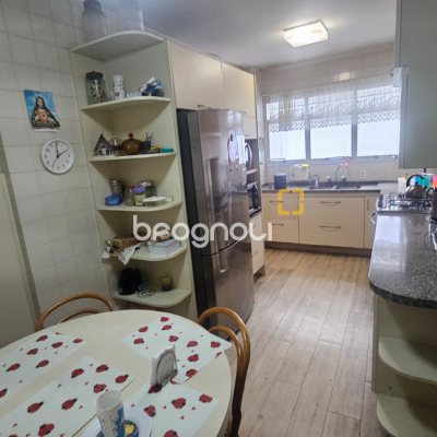 Apartamento com 214m², 4 quartos (sendo 1 suíte), 2 garagens, no bairro Centro em Florianópolis