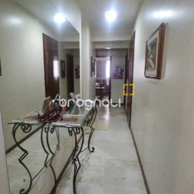 Apartamento com 214m², 4 quartos (sendo 1 suíte), 2 garagens, no bairro Centro em Florianópolis