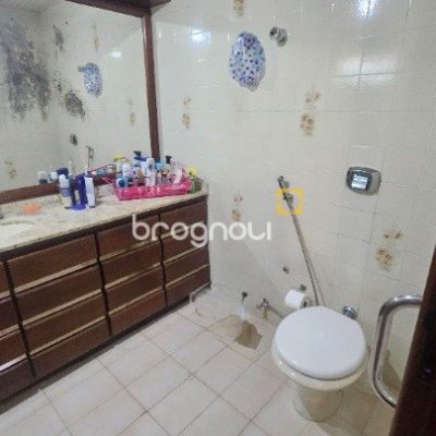 Apartamento com 214m², 4 quartos (sendo 1 suíte), 2 garagens, no bairro Centro em Florianópolis