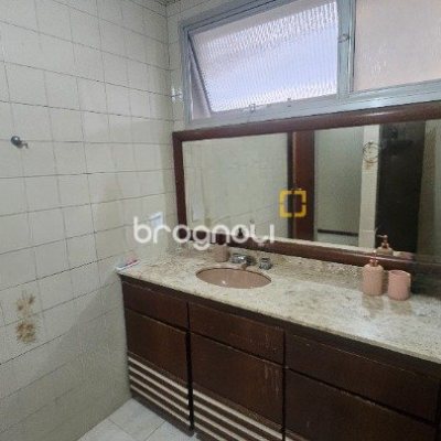 Apartamento com 214m², 4 quartos (sendo 1 suíte), 2 garagens, no bairro Centro em Florianópolis