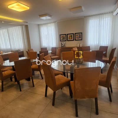 Apartamento com 214m², 4 quartos (sendo 1 suíte), 2 garagens, no bairro Centro em Florianópolis