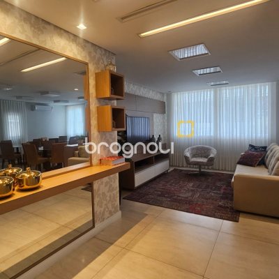 Apartamento com 214m², 4 quartos (sendo 1 suíte), 2 garagens, no bairro Centro em Florianópolis