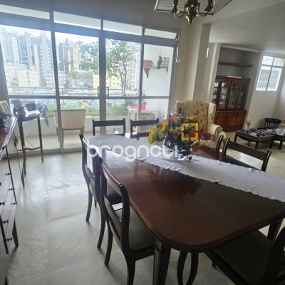 Apartamento com 214m², 4 quartos (sendo 1 suíte), 2 garagens, no bairro Centro em Florianópolis