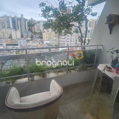 Apartamento com 214m², 4 quartos (sendo 1 suíte), 2 garagens, no bairro Centro em Florianópolis
