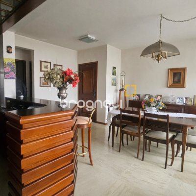 Apartamento com 214m², 4 quartos (sendo 1 suíte), 2 garagens, no bairro Centro em Florianópolis