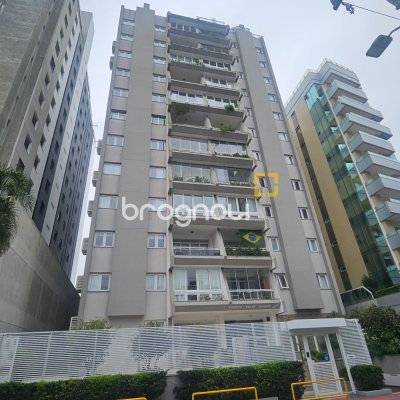 Apartamento com 214m², 4 quartos (sendo 1 suíte), 2 garagens, no bairro Centro em Florianópolis