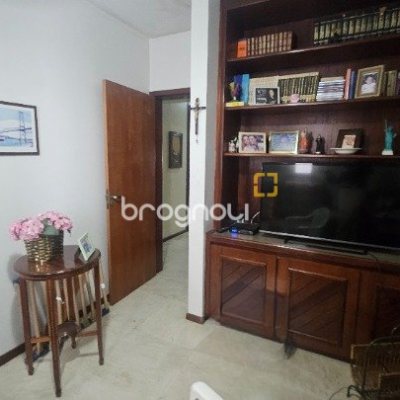 Apartamento com 214m², 4 quartos (sendo 1 suíte), 2 garagens, no bairro Centro em Florianópolis