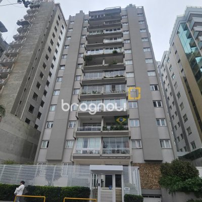 Apartamento com 214m², 4 quartos (sendo 1 suíte), 2 garagens, no bairro Centro em Florianópolis