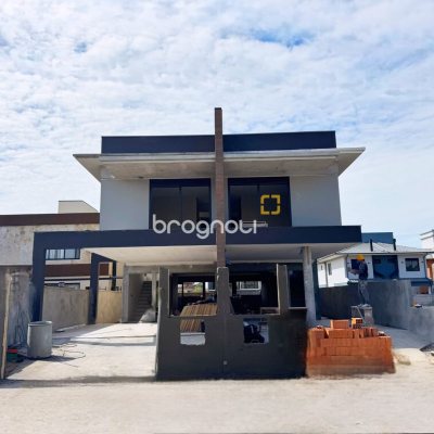 Casa com 179m², 3 quartos (sendo 1 suíte), 2 garagens, no bairro Campeche em Florianópolis