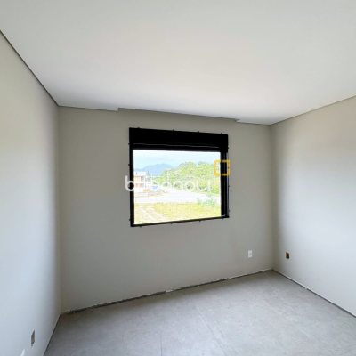 Casa com 179m², 3 quartos (sendo 1 suíte), 2 garagens, no bairro Campeche em Florianópolis