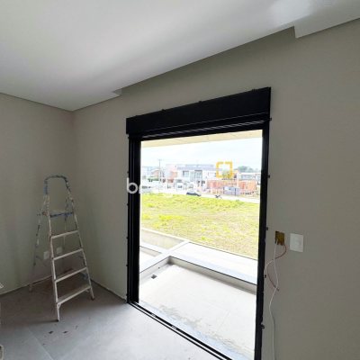 Casa com 179m², 3 quartos (sendo 1 suíte), 2 garagens, no bairro Campeche em Florianópolis