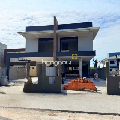Casa com 179m², 3 quartos (sendo 1 suíte), 2 garagens, no bairro Campeche em Florianópolis