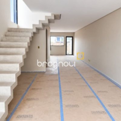 Casa com 179m², 3 quartos (sendo 1 suíte), 2 garagens, no bairro Campeche em Florianópolis