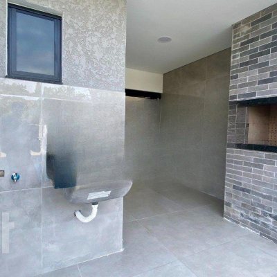 Casa Residencial com 130m², 2 quartos, 2 suítes, 2 garagens, no bairro São João do Rio Vermelho em Florianópolis