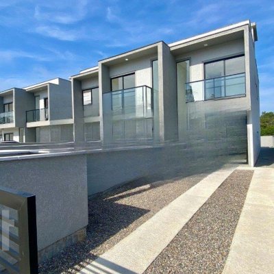 Casa Residencial com 130m², 2 quartos, 2 suítes, 2 garagens, no bairro São João do Rio Vermelho em Florianópolis