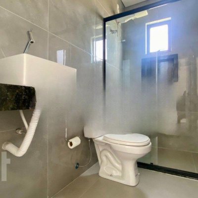 Casa Residencial com 130m², 2 quartos, 2 suítes, 2 garagens, no bairro São João do Rio Vermelho em Florianópolis