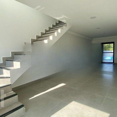 Casa Residencial com 130m², 2 quartos, 2 suítes, 2 garagens, no bairro São João do Rio Vermelho em Florianópolis