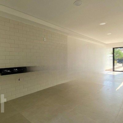 Casa Residencial com 130m², 2 quartos, 2 suítes, 2 garagens, no bairro São João do Rio Vermelho em Florianópolis