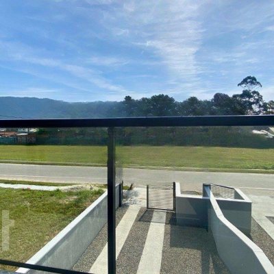 Casa Residencial com 130m², 2 quartos, 2 suítes, 2 garagens, no bairro São João do Rio Vermelho em Florianópolis
