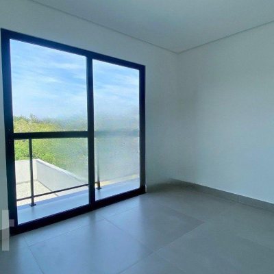 Casa Residencial com 130m², 2 quartos, 2 suítes, 2 garagens, no bairro São João do Rio Vermelho em Florianópolis
