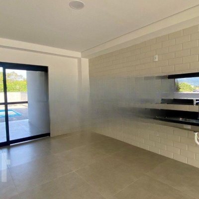 Casa Residencial com 130m², 2 quartos, 2 suítes, 2 garagens, no bairro São João do Rio Vermelho em Florianópolis