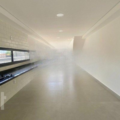 Casa Residencial com 130m², 2 quartos, 2 suítes, 2 garagens, no bairro São João do Rio Vermelho em Florianópolis