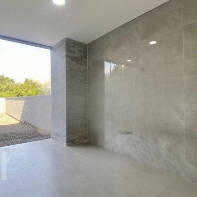 Casa Residencial com 130m², 2 quartos, 2 suítes, 2 garagens, no bairro São João do Rio Vermelho em Florianópolis