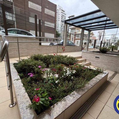 Apartamento com 127m², 3 quartos (sendo 1 suíte), 2 garagens, no bairro Centro em Florianópolis
